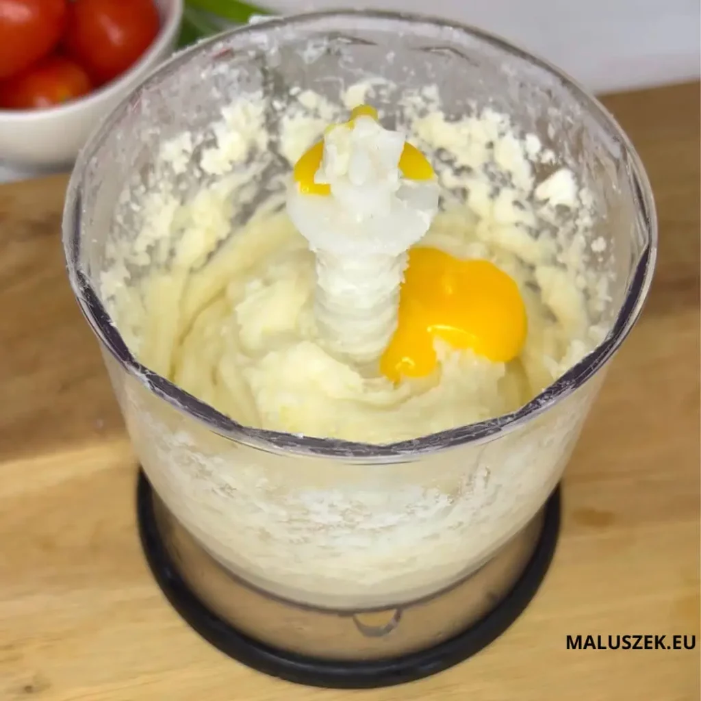 Dodawanie jajka do masy na domowy serek