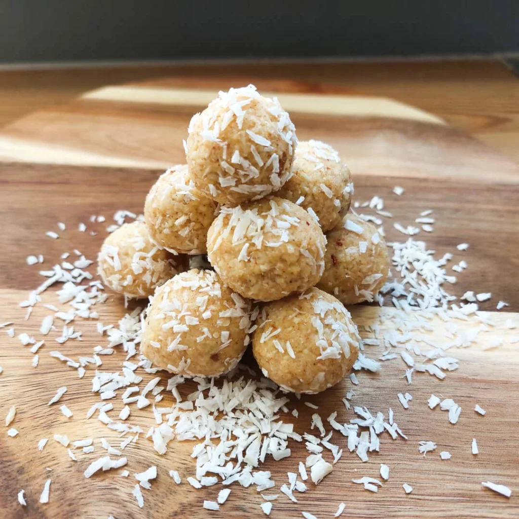 Kokosowe kulki z kaszy jaglanej a la rafaello dla dzieci